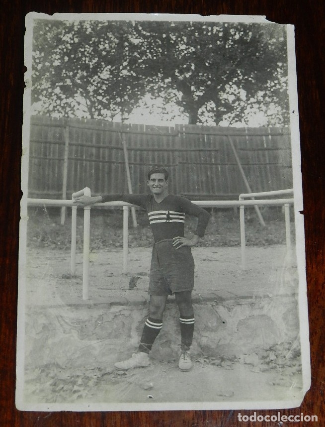 Coleccionismo deportivo: FOTOGRAFIA DE JUGADOR DE FUTBOL, CON PERSONAJE EN LA CAMISETA, A&Ntilde;O 1900/1910 APROX. NO CIRCULADA. MI
