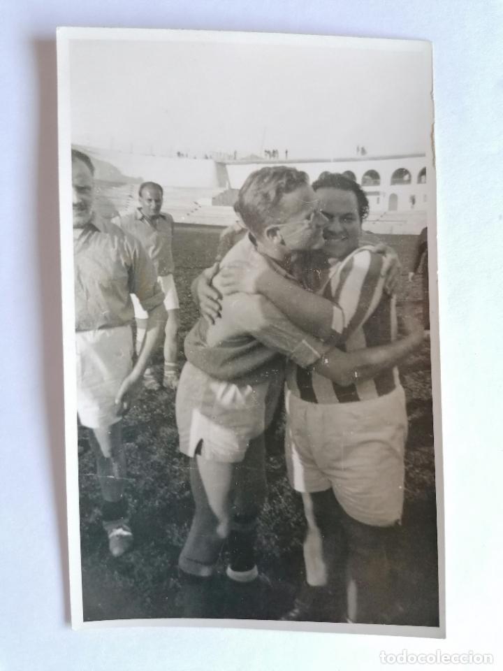 Sports collectibles: FOTOGRAFIA POSTAL, ABRAZO DE LOS DOS CAPITANES INSENSATOS Y PRUDENTES, ANTES DEL PARTIDO