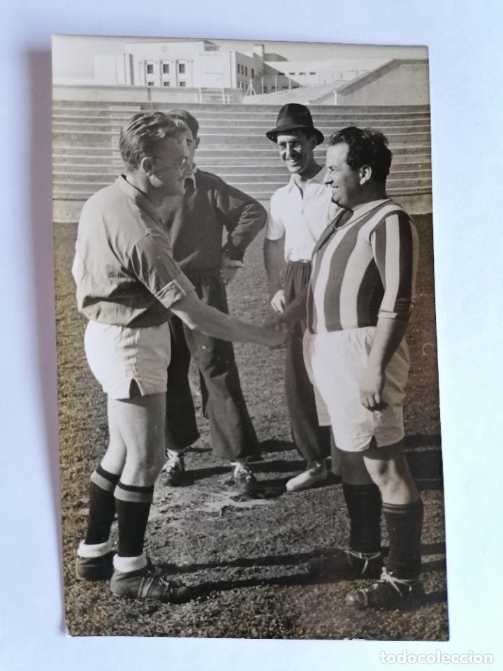 Sports collectibles: FOTOGRAFIA POSTAL, SALUDO ENTRE LOS DOS CAPITANES INSENSATOS Y PRUDENTES, ANTES DEL PARTIDO