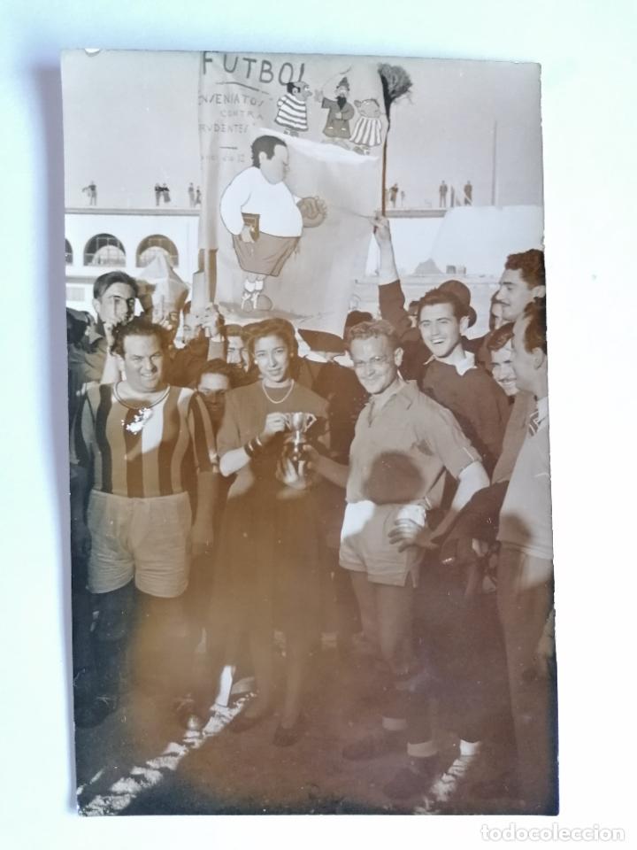 Sports collectibles: FOTOGRAFIA POSTAL, ENTREGA DEL TROFEO AL GANADOR, POR PARTE DE LA MADRINA