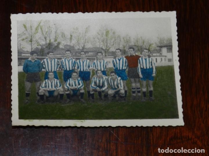 Coleccionismo deportivo: FOTOGRAFIA DE EQUIPO DE FUTBOL, FOTO COLOREADA, MIDE 10,5 X 7,5 CMS.