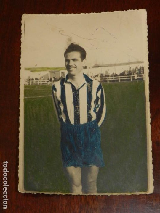 Coleccionismo deportivo: FOTOGRAFIA DE JUGADOR DE FUTBOL, FOTO SANTOS, LEON, MIDE 11,5 X 8 CMS.