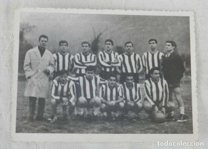 Sports collectibles: FOTOGRAFIA DE PLANTILLA DE EQUIPO DE FUTBOL, A&Ntilde;OS 50, MIDE 12 X 9 CMS.