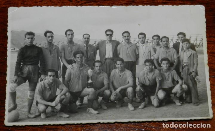 Collezionismo sportivo: FOTO POSTAL DE EQUIPO DE FUTBOL AMATER, REVERSO CON LA FIRMA DE LOS JUGADORES, TAMA&Ntilde;O POSTAL.