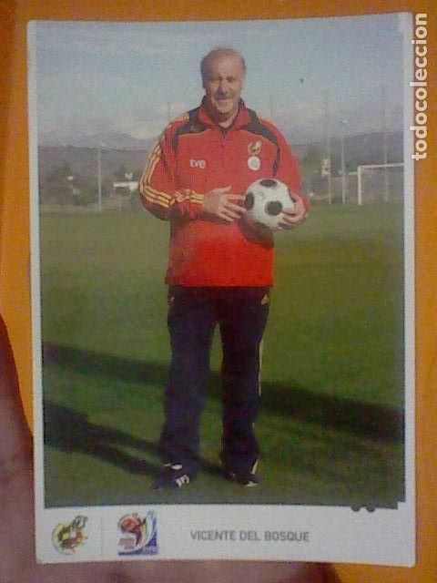 Sports collectibles: VICENTE DEL BOSQUE CAMPEONES MVNDO 2010 POSTAL SC ALGO SOBADA AGVJERO CHINCHETA
