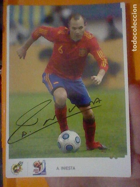 Sports collectibles: INIESTA CAMPEONES MVNDO 2010 POSTAL SC SOBADA AGVJEROS CHINCHETA FIRMA IMPRESA