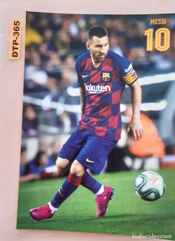 Coleccionismo deportivo: Postal de Messi en movimiento. - Foto 1