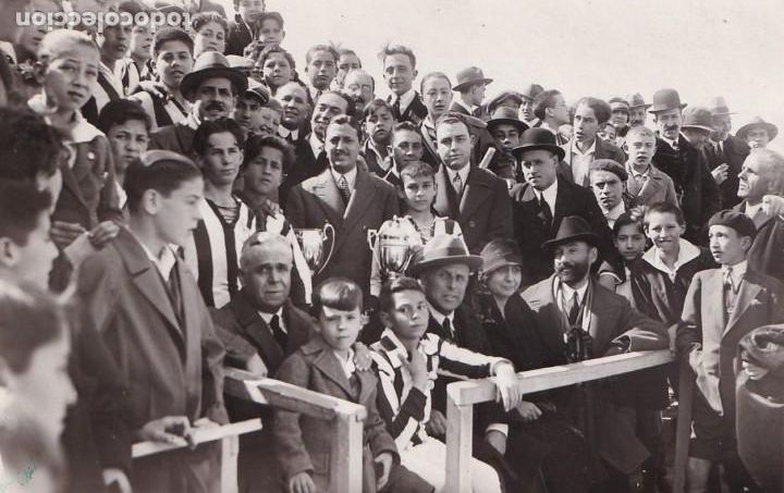 Sports collectibles: Postal fotogr&aacute;fica aficionados o hinchas con copas siguiendo un partido campo del O'Donnell