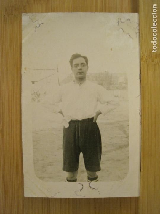Coleccionismo deportivo: JUGADOR DE FUTBOL-FOTOGRAFICA-POSTAL ANTIGUA-(96.990)