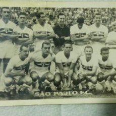 Coleccionismo deportivo: FOTOGRAFIA ANTIGUA EQUIPO DE FUTBOL DEL SAO PAULO F.C. DE BRASIL 1954DE 9 X 13,5 CMS. CIRCULADA
