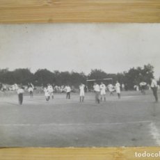 Coleccionismo deportivo: PARTIDO EN EL CAMPO DE FUTBOL-FOTOGRAFICA-POSTAL ANTIGUA-(99.144). Lote 380296314