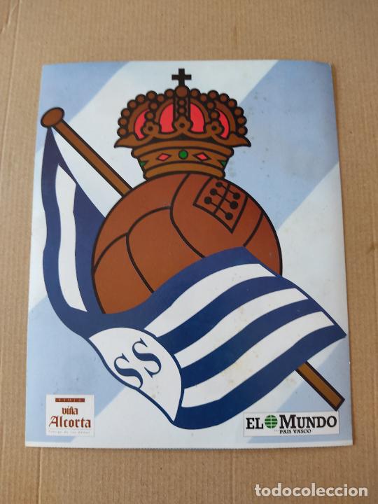 Sports collectibles: ESCUDO POSTAL REAL SOCIEDAD COLECCI&Oacute;N EL MUNDO PAIS VASCO 94-95 LIGA FUTBOL 1994-1995