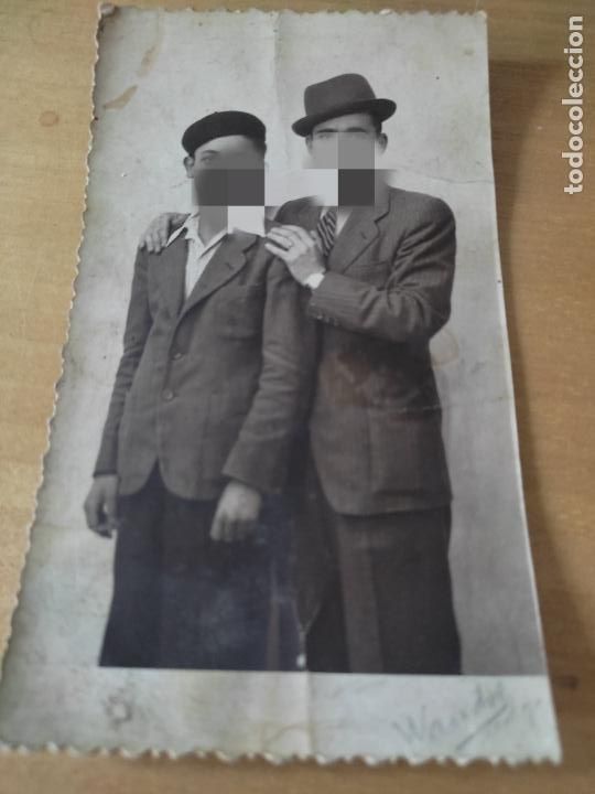 Coleccionismo deportivo: FAMILIA PADRE HIJO HERMANOS SOMBRERO BOINA FOTO ESTUDIO MALAGA SOBADA 13,3 X 7,8 CMS A&Ntilde;OS 40