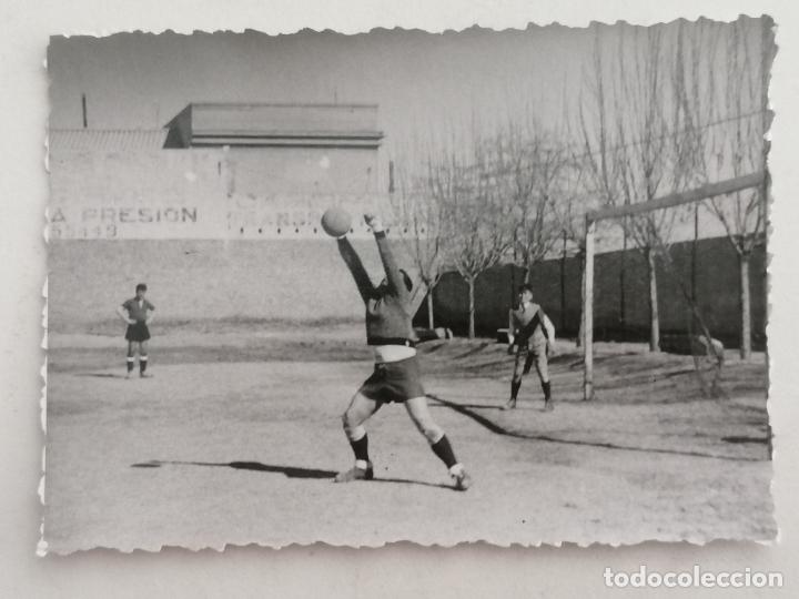 Sports collectibles: FOTOGRAFIA PARTIDO DE FUTBOL, PARADA DEL PORTERO, MEDIDAS 8 X 5,5 CM