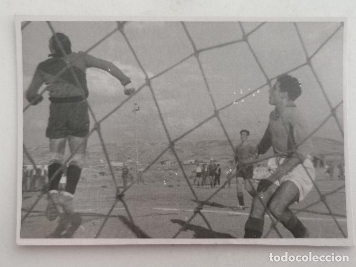 Sports collectibles: FOTOGRAFIA PARTIDO DE FUTBOL, SALTO DEL PORTERO, MEDIDAS 8 X 5,5 CM