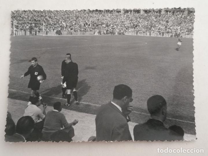 Sports collectibles: FOTOGRAFIA PARTIDO DE FUTBOL, EQUIPO ARBITRAL, MEDIDAS 10 X 7 CM