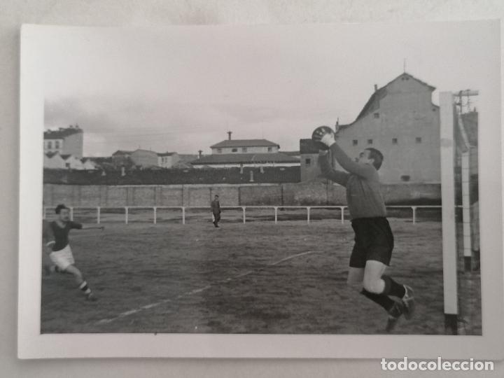 Sports collectibles: FOTOGRAFIA PARTIDO DE FUTBOL, PARADA DEL PORTERO, MEDIDAS 10 X 7 CM