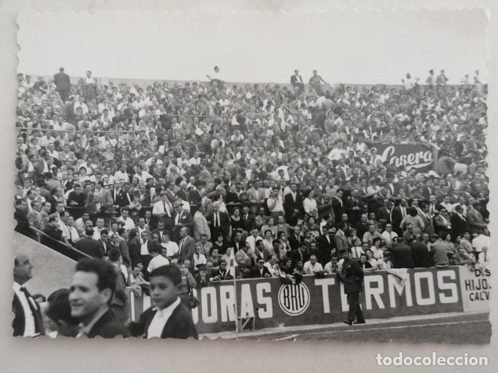 Sports collectibles: FOTOGRAFIA PARTIDO DE FUTBOL, ESPECTADORES, MEDIDAS 10 X 7 CM, 18 DE OCTUBRE 1959