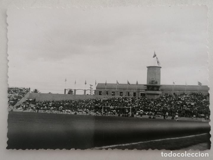 Sports collectibles: FOTOGRAFIA PARTIDO DE FUTBOL, ESPECTADORES Y TORRE MARCADOR, MEDIDAS 10 X 7 CM, 18 DE OCTUBRE 1959