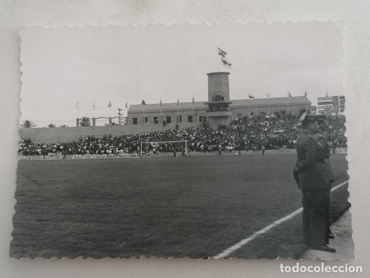 Sports collectibles: FOTOGRAFIA PARTIDO DE FUTBOL, ESPECTADORES Y TORRE MARCADOR, MEDIDAS 10 X 7 CM, 18 DE OCTUBRE 1959