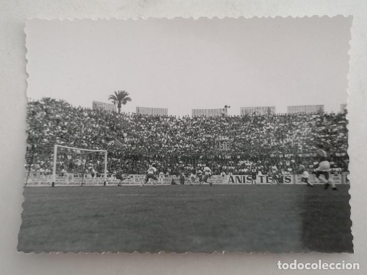 Sports collectibles: FOTOGRAFIA PARTIDO DE FUTBOL, JUGANDO, MEDIDAS 10 X 7 CM, 18 DE OCTUBRE 1959