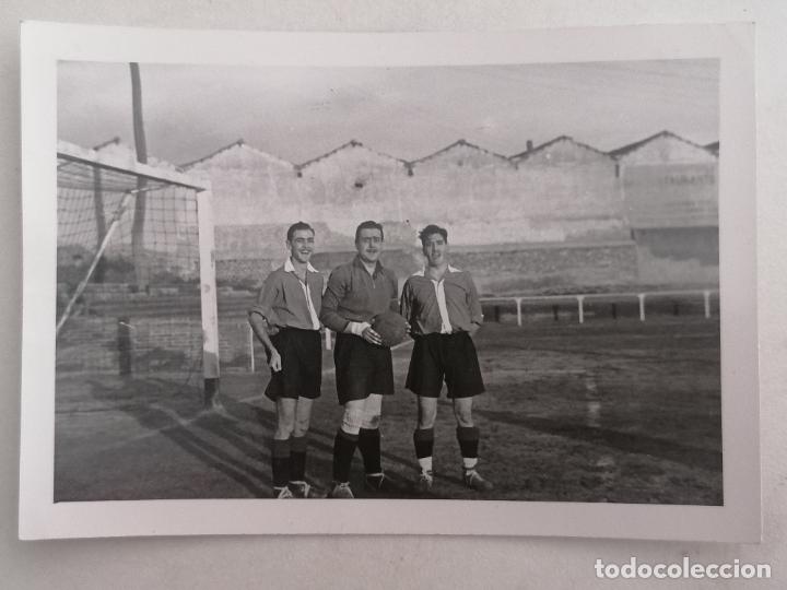 Collectionnisme sportif: FOTOGRAFIA JUGADORES DE FUTBOL POSANDO, MEDIDAS 9,5 X 6,5 CM