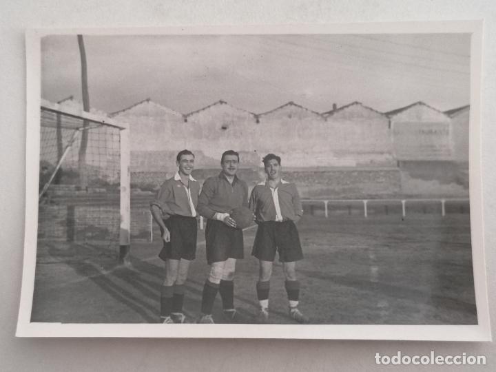 Collectionnisme sportif: FOTOGRAFIA JUGADORES DE FUTBOL POSANDO, MEDIDAS 9,5 X 6,5 CM