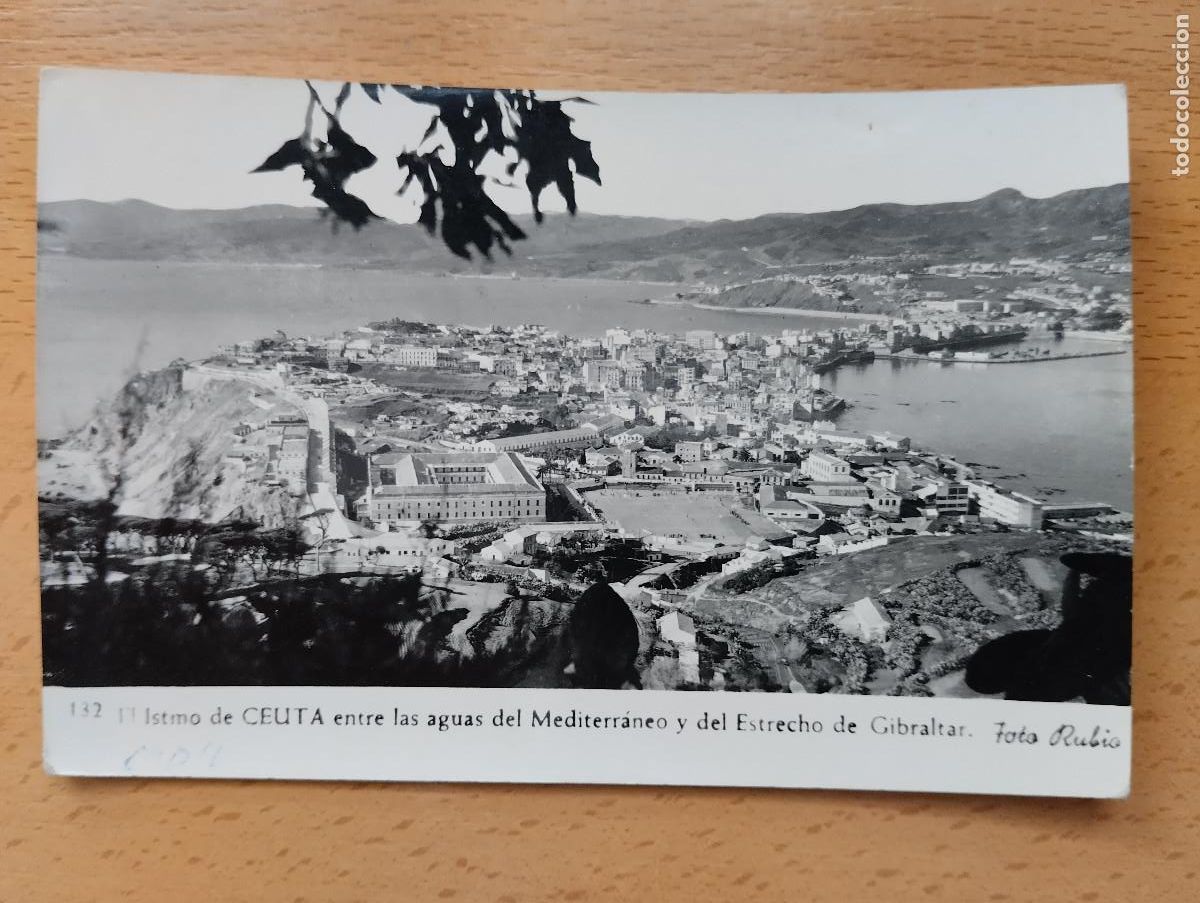 Coleccionismo deportivo: EL ITSMO CEUTA ENTRE LAS AGUAS DEL MEDITERRANEO Y DEL ESTRECHO DE GIBRALTAR. CAMPO DE FUTBOL..