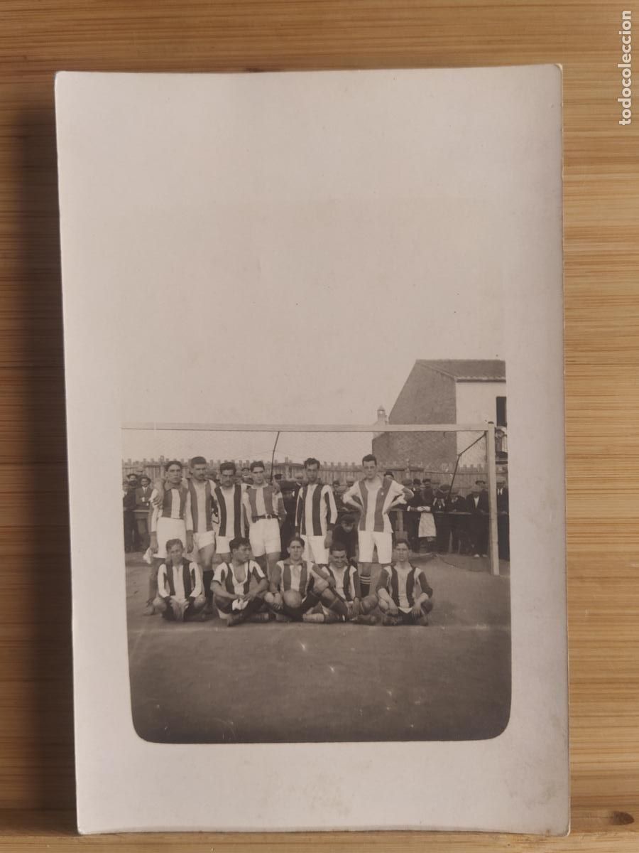 Collezionismo sportivo: JUGADORES EN CAMPO DE FUTBOL - FOTOGRAFICA - POSTAL ANTIGUA -(107.873)