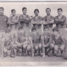 Coleccionismo deportivo: FOTOGRAFÍA 14 X 9 CM. EQUIPO DE FUTBOL. PARTIDO EXTREMADURA EN EL CAMPO DE LA MINA 1969