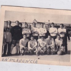 Coleccionismo deportivo: FOTOGRAFÍA 10,50 X 7,50 CM CARABANCHEL CLUB DE FUTBOL EN EL CAMPO DEL PLASENCIA.