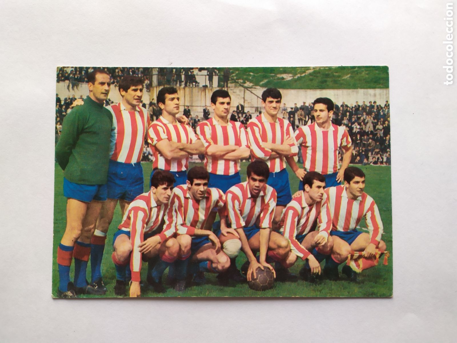 Coleccionismo deportivo: Postal Atl&eacute;tico Madrid a&ntilde;o 1967 sin circular - Foto 1
