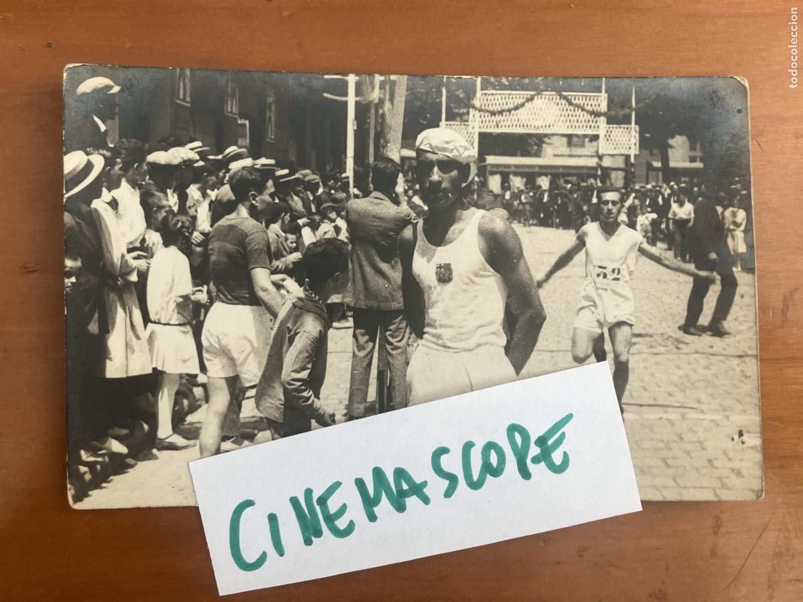 Coleccionismo deportivo: carrera atletismo escudo futbol club barcelona fotografica original antigua