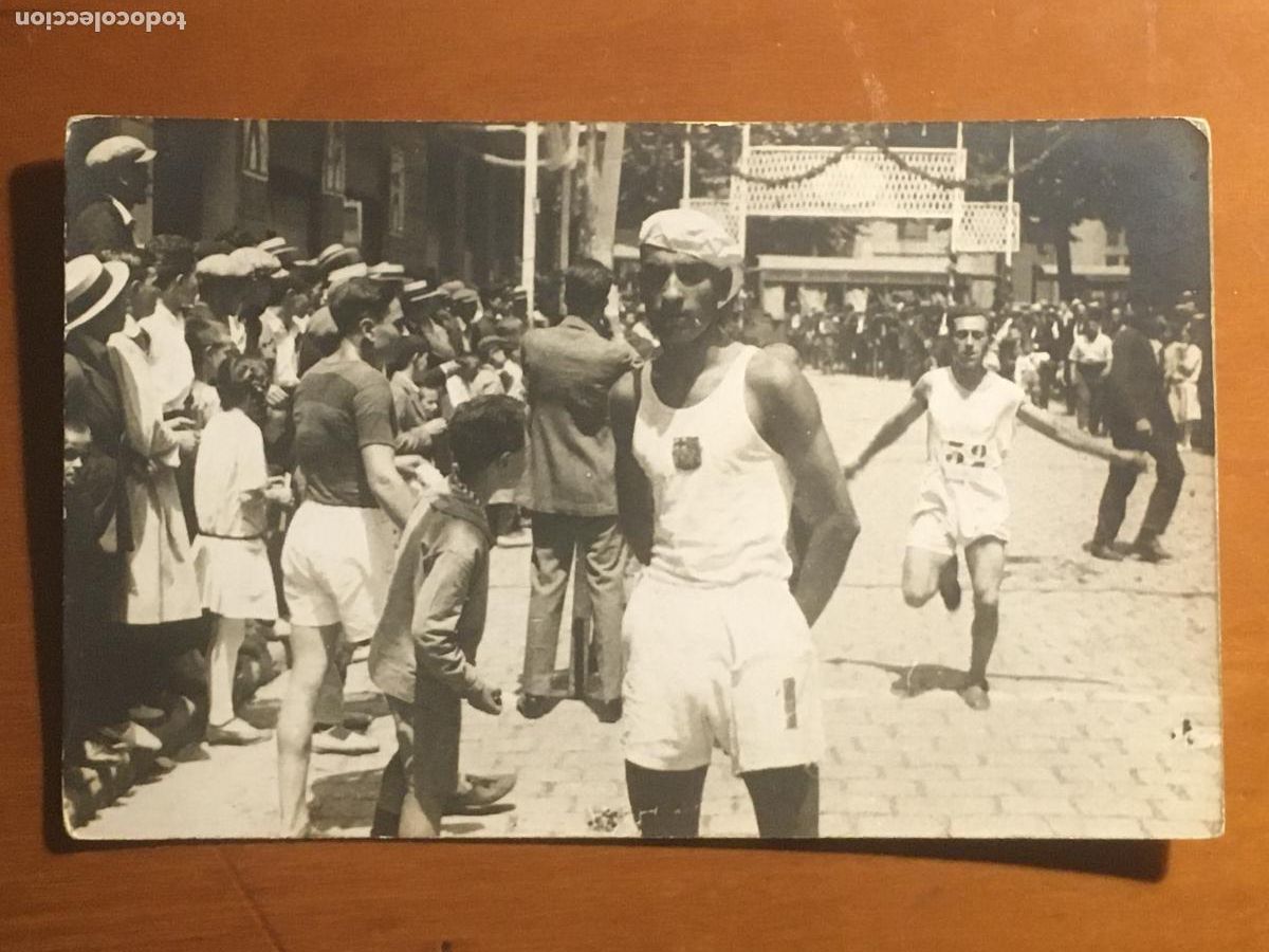 Coleccionismo deportivo: carrera atletismo escudo futbol club barcelona fotografica original antigua