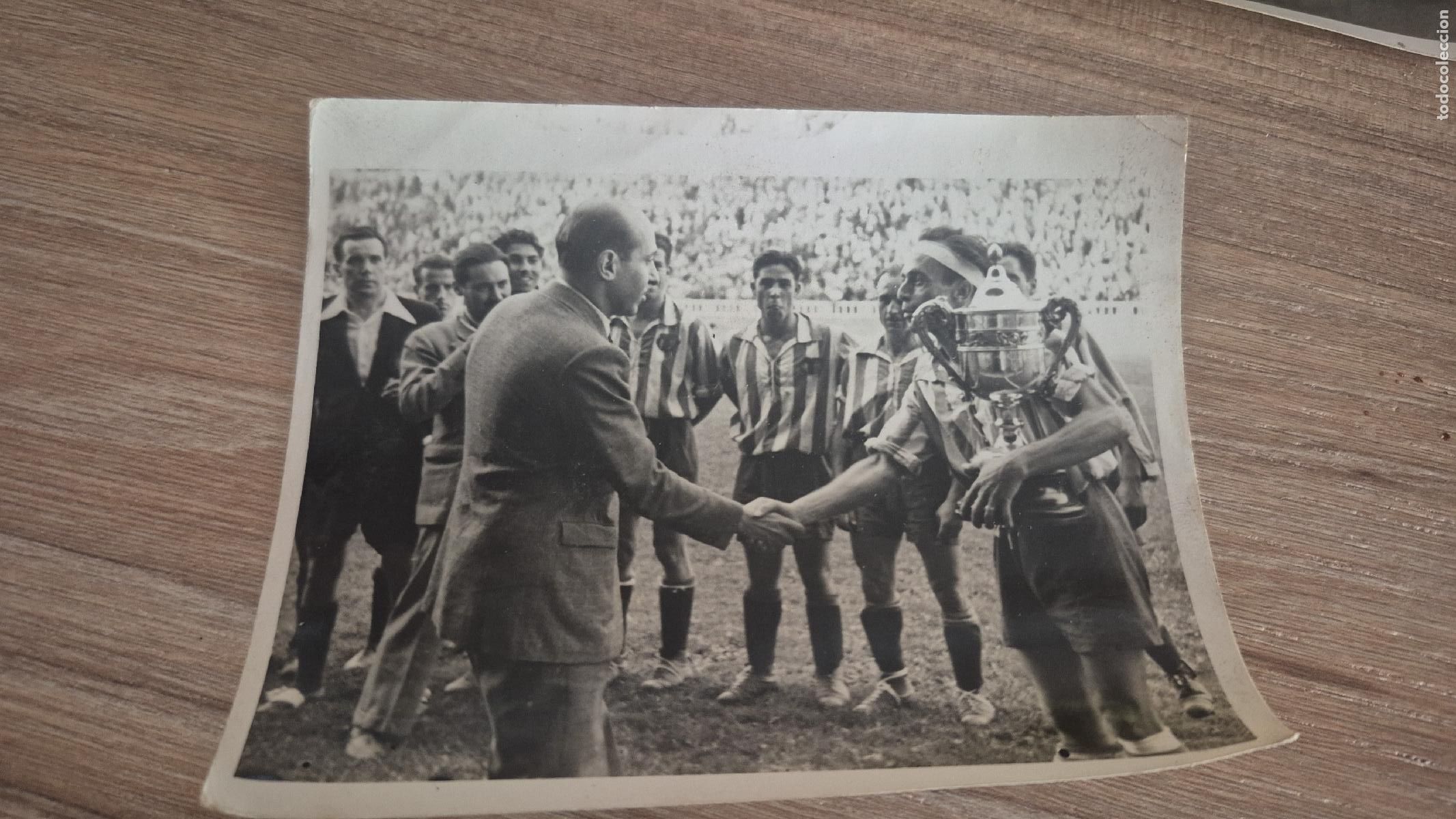 Coleccionismo deportivo: FOTOGRAFIA DEL AT. BILBAO LEVANTADO EL TROFEO DEL GENERALISIMO EN LOS A&Ntilde;OS 40/50