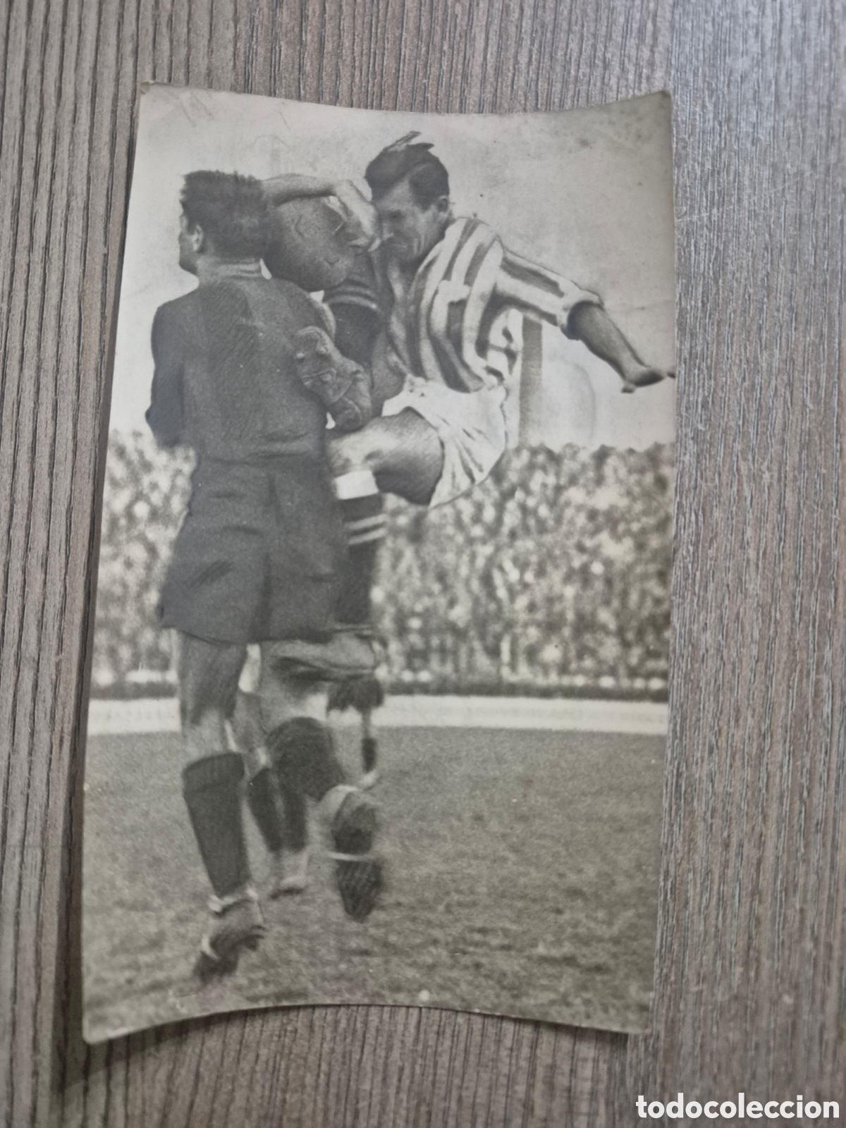 Coleccionismo deportivo: CHOQUE DE UN JUGADOR DEL F.JUGADOR DEL F.C.BARCELONA- ESPA&Ntilde;YOL