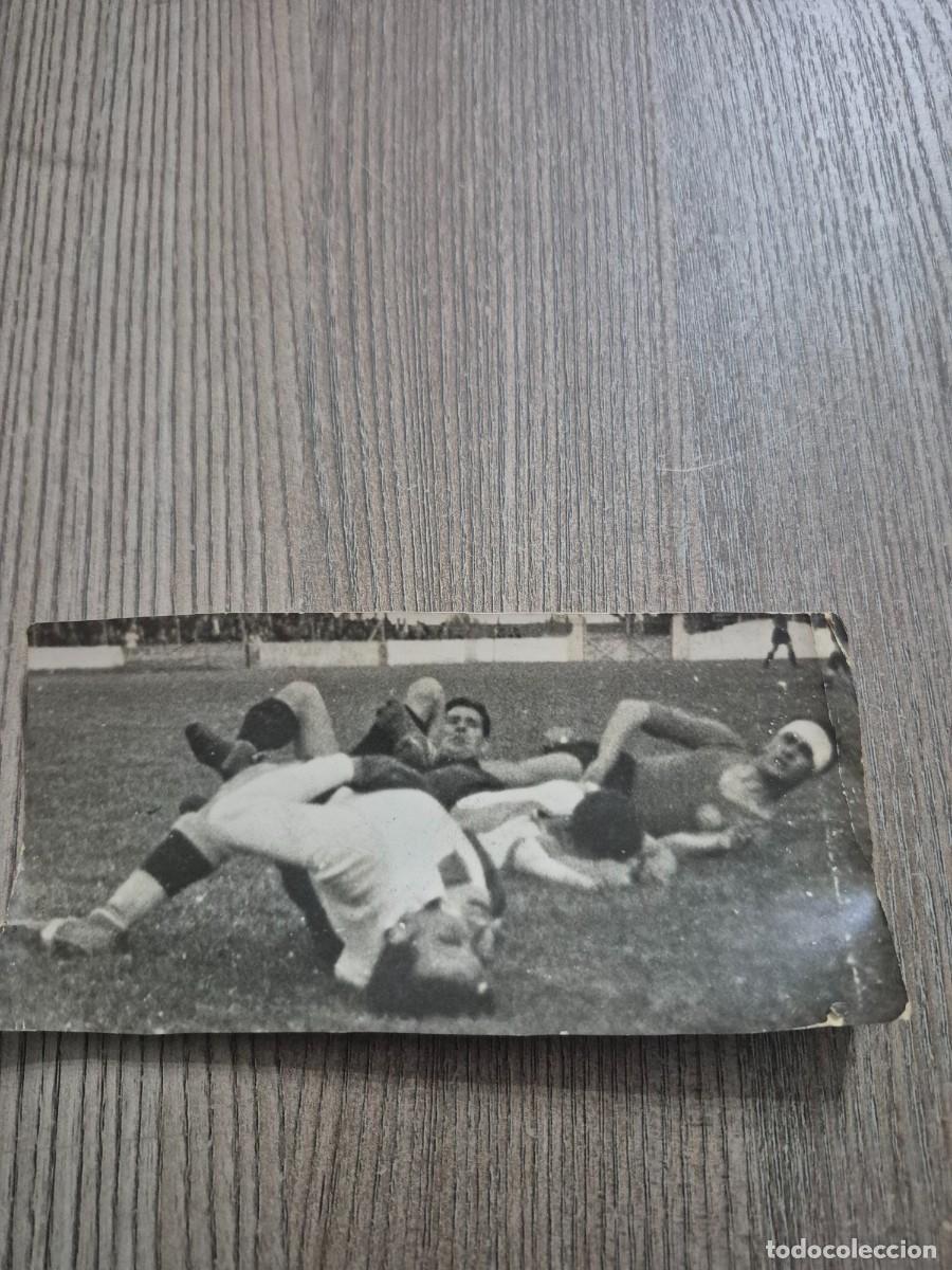 Coleccionismo deportivo: FOTOGRAFIA JUGADORES EN EL SUELO FOTO CLARET