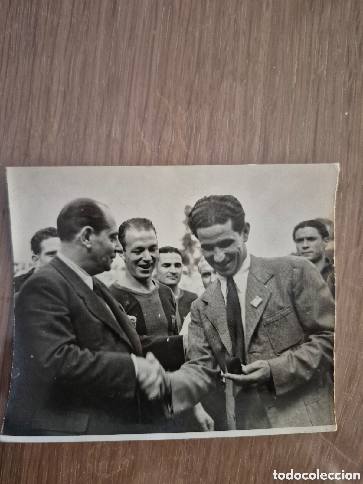 Coleccionismo deportivo: GRAN FOTOGRAFIA CLARET , PRESIDENTE DEL F.C.BARCELONA ENRIQUE PINYEIRO ENTREGANDO UNA INSIGNIA