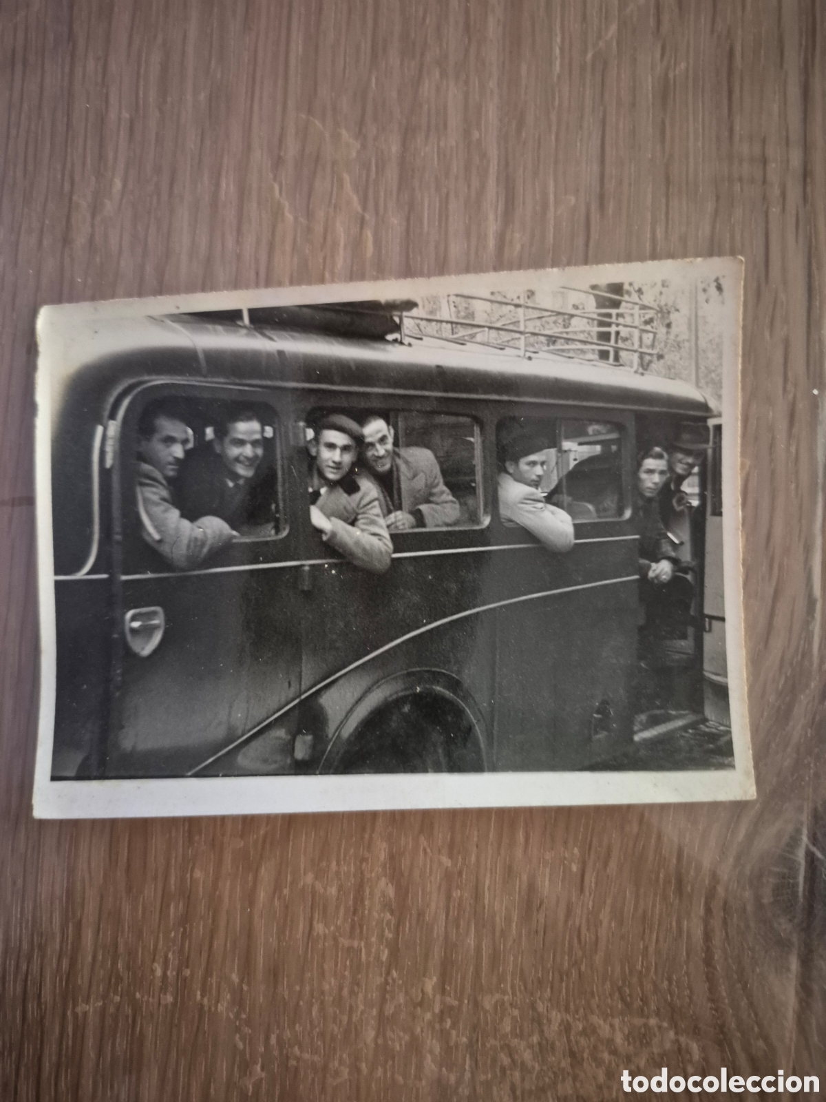 Coleccionismo deportivo: FOTOGRAFIA DEL AUTOBUS DEL F.C.BARCELONA DE LAS 5 COPAS