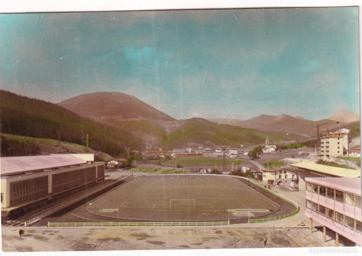 Coleccionismo deportivo: Mondragon. Estadio de futbol Iturripe. Deposito legal 1965, circulada. Foto Laso
