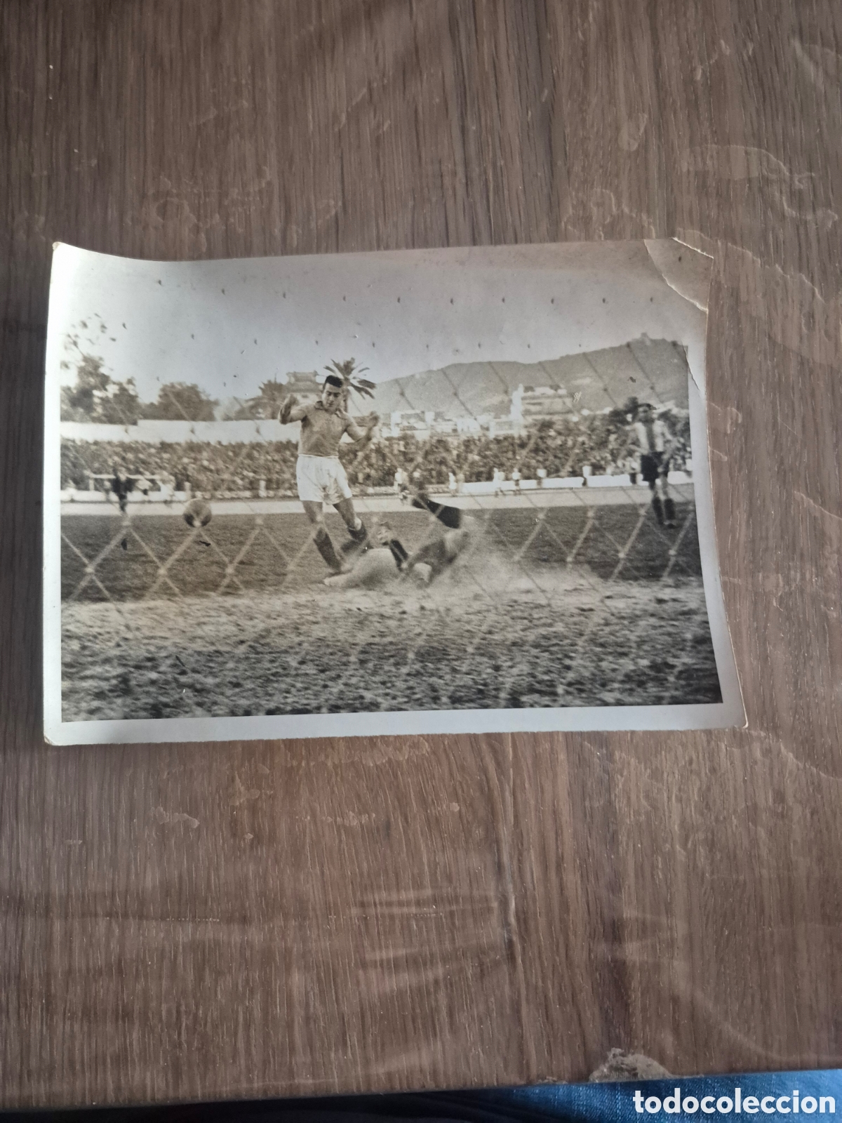 Coleccionismo deportivo: FOTOGRAFIA DE UNA JUGADA QUE FINALIZA EN GOL , FOTO CLARET GRAN TAMA&Ntilde;O