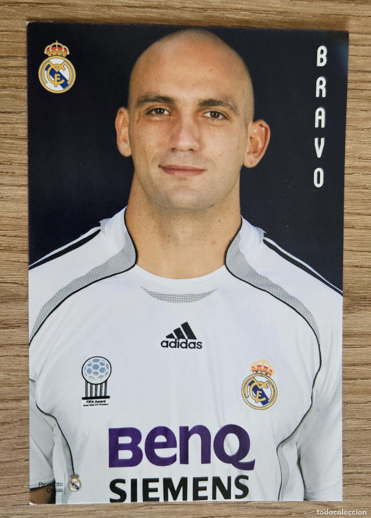 Coleccionismo deportivo: Postal de Ra&uacute;l Bravo (Real Madrid). Producto Oficial