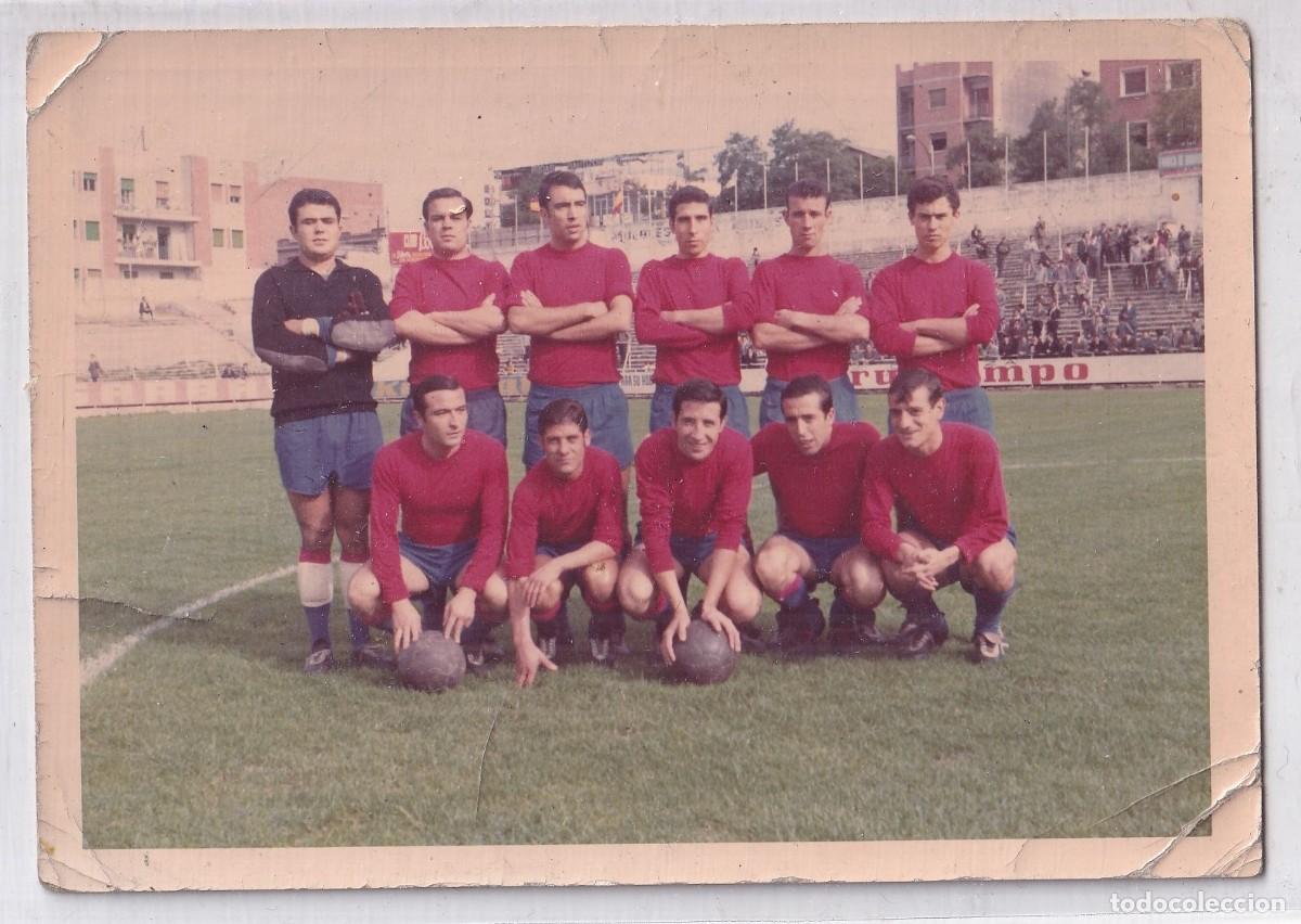 Coleccionismo deportivo: Fotograf&iacute;a en color 12,50 x 8,50 equipo de futbol sin identificar camiseta roja.