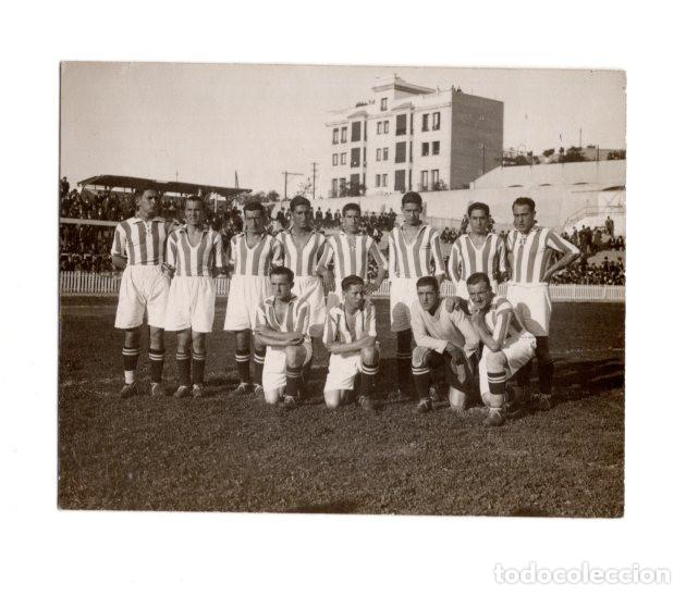 Coleccionismo deportivo: REAL SOCIEDAD POSANDO EN EL CAMPO DE ATOTXA, EN SAN SEBASTI&Aacute;N. PAPELER&Iacute;A PALACIOS EN MADRID.