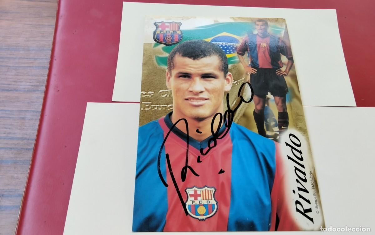 Coleccionismo deportivo: F.C. BARCELONA POSTAL DEL JUGADOR RIVALDO CON FIRMA AUTENTICA , NO IMPRESA , 17 CTM X12 CTM