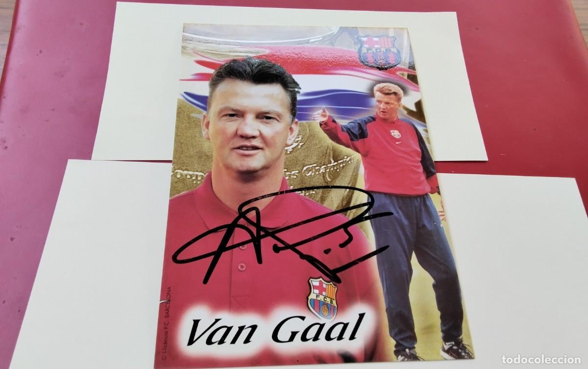 Coleccionismo deportivo: F.C. BARCELONA POSTAL CON FIRMA AUTENTICA DEL ENTRENADOR VAN GAAL , NO IMPRESA , MEDIDAS 17 X 12 CTM