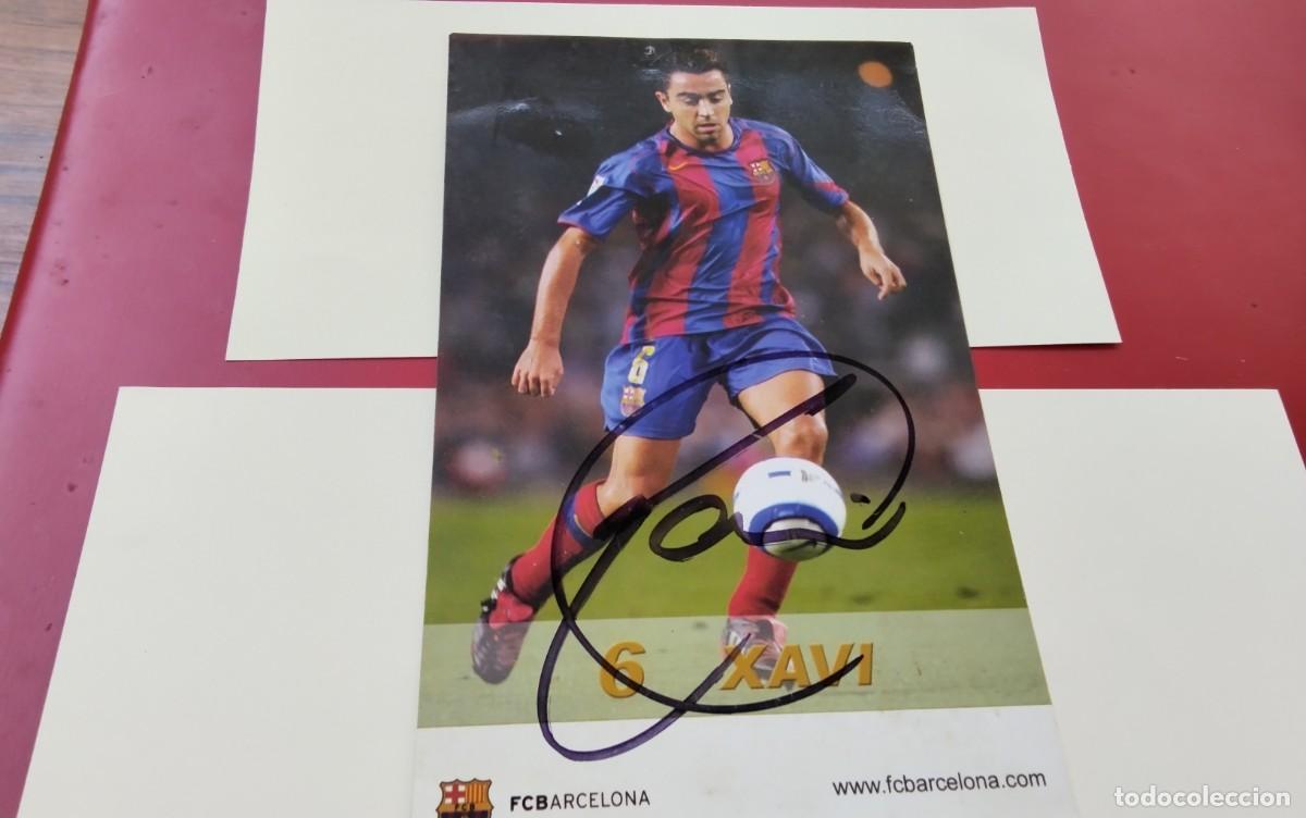 Coleccionismo deportivo: F.C. BARCELONA FICHA CON FIRMA AUTENTICA DEL JUGADOR XAVI , NO IMPRESA , MEDIDAS 17 X 11 CTM