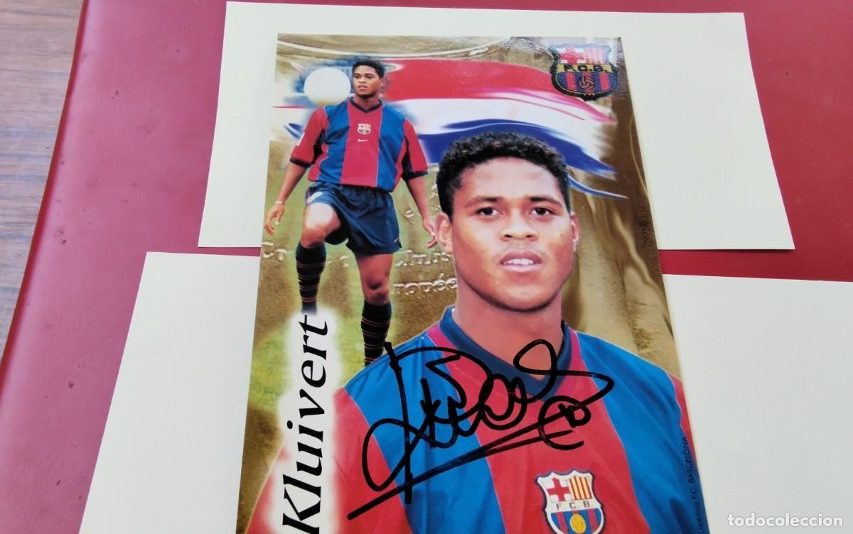 Coleccionismo deportivo: F.C. BARCELONA POSTAL DELCON FIRMA AUTENTICA DEL JUGADOR KLUIVERT, NO IMPRESA , MEDIDAS 17X12 CTM