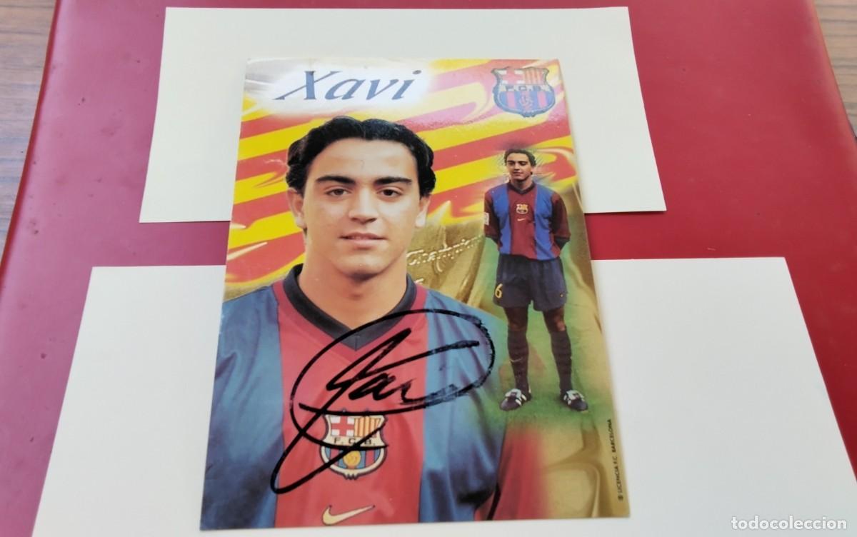 Coleccionismo deportivo: F.C. BARCELONA POSTAL CON FIRMA AUTENTICA DEL JUGADOR XAVI , NO IMPRESA , MEDIDAS 17X12 CTM