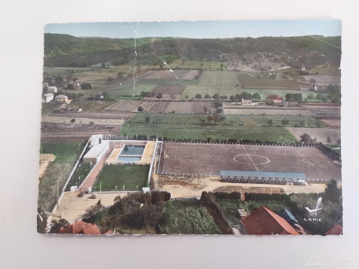 Coleccionismo deportivo: POSTAL CAMPO DE FUTBOL DE TIERRA Y PISCINA. PRAYSSAC (LOT, FRANCIA). ESCRITA A ESPA&Ntilde;A 1965